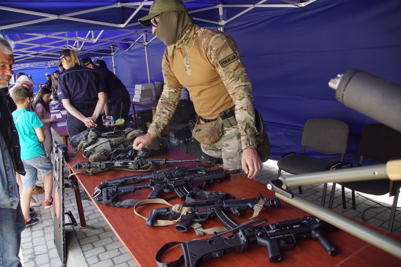 Policyjny piknik „Na niebiesko” w Lublinie. Kontrterroryści, robot pirotechniczny i pies Benji