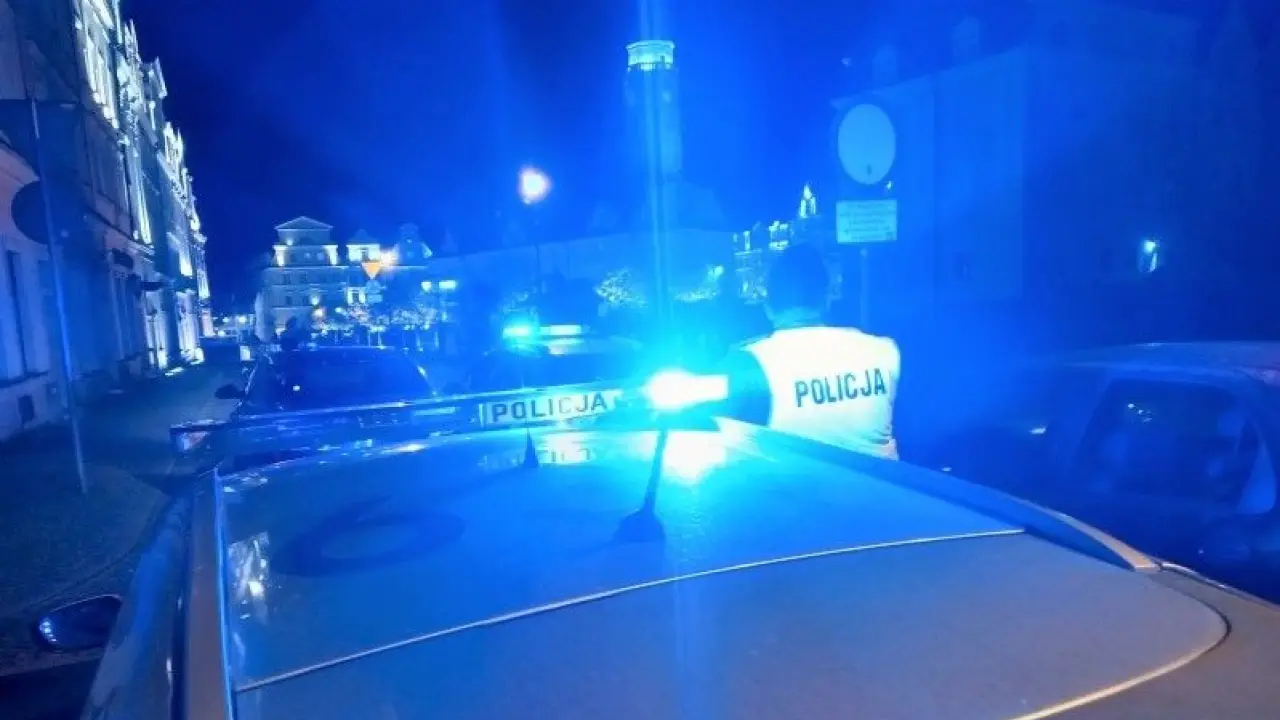 Policyjny pościg za czarnym Volkswagenem. Finał, po kilkudziesięciu kilometrach, w rowie