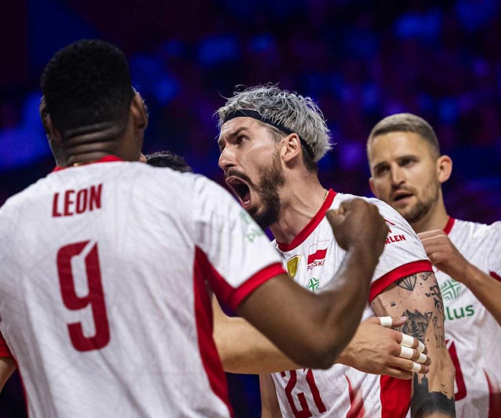 Cieszący się siatkarze reprezentacji Polski, w tym Wilfredo Leon. O finale Ligi Narodów przeczytasz w serwisie Eska.