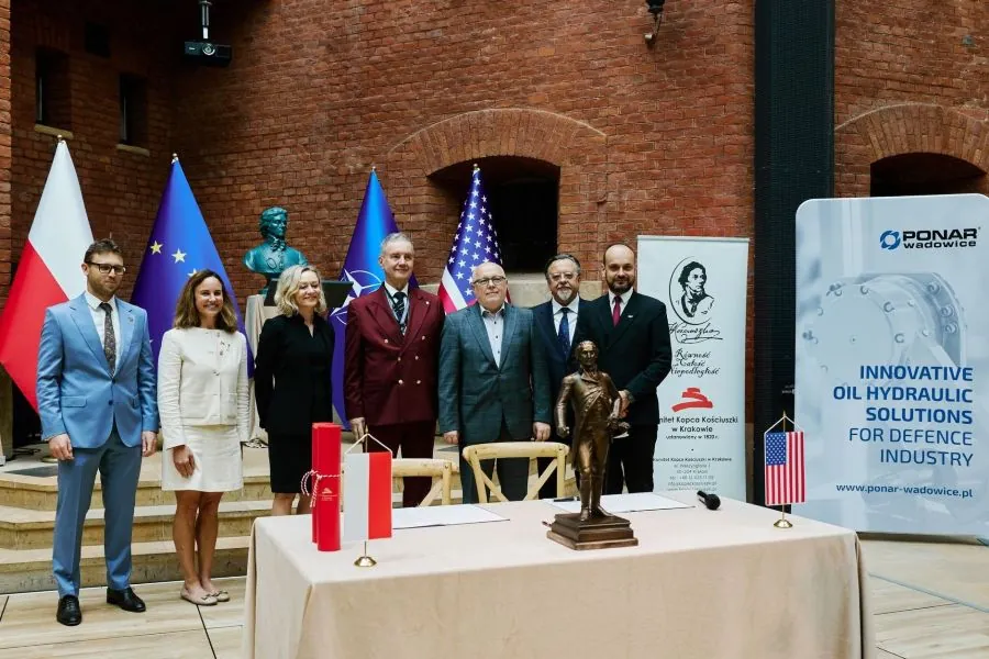 W symbolicznym miejscu, na Kopcu Kościuszki w Krakowie polski producent Ponar Wadowice S.A. oraz amerykański koncern Moog Inc. podpisali Memorandum of Understanding (MoU).