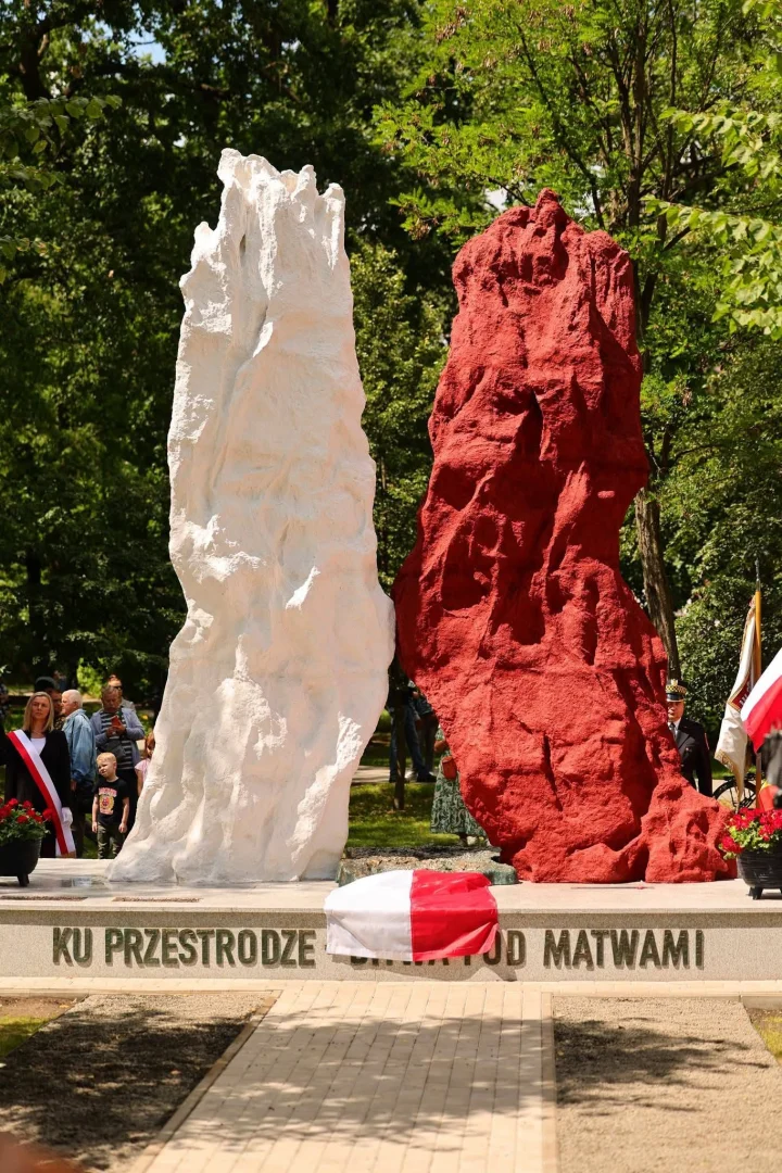 Pomnik ma być na zawsze przestrogą, że polityka może postawić Polaka przeciwko Polakowi