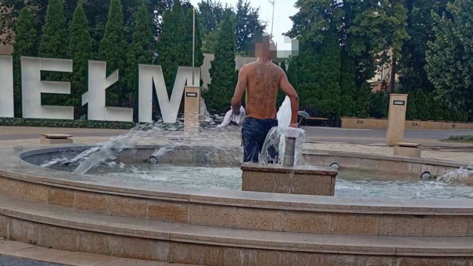 Pomylił miejską fontannę z jacuzzi i pralką. „Majami Bicz” w centrum miasta
