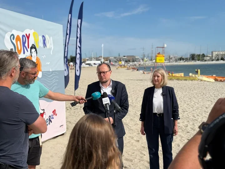 Ponad 155 ton odpadów z plaż. Prosty nawyk ma ograniczyć bałagan