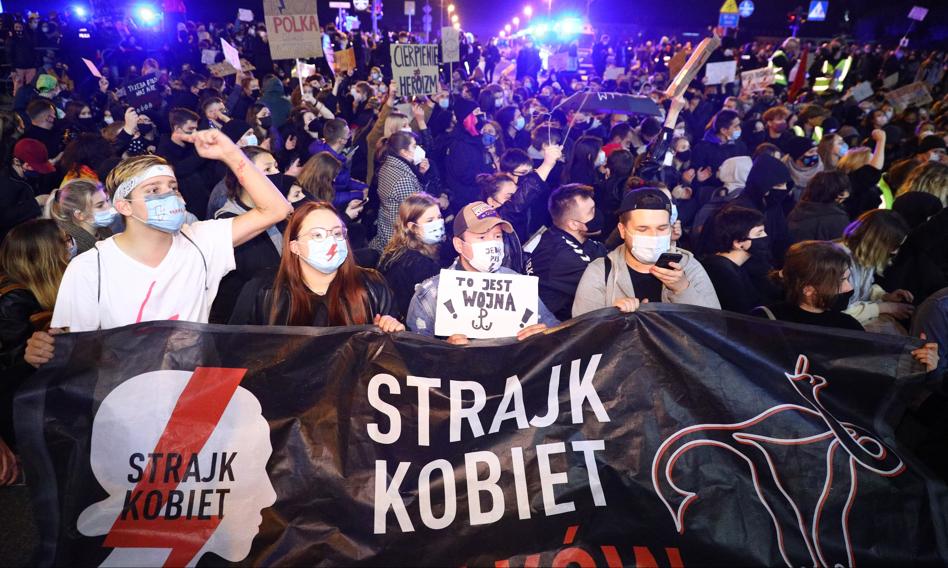 Ponad 1600 stron o represjach władzy. Raport trafił na biurko premiera