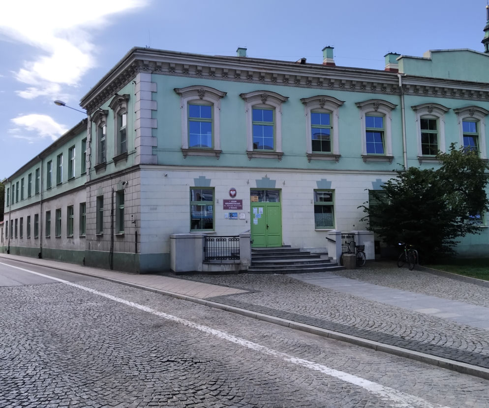 Budynek I LO w Radomiu z zielonymi drzwiami. O usuwaniu barier dla ucznia przeczytasz na Eska Radom.