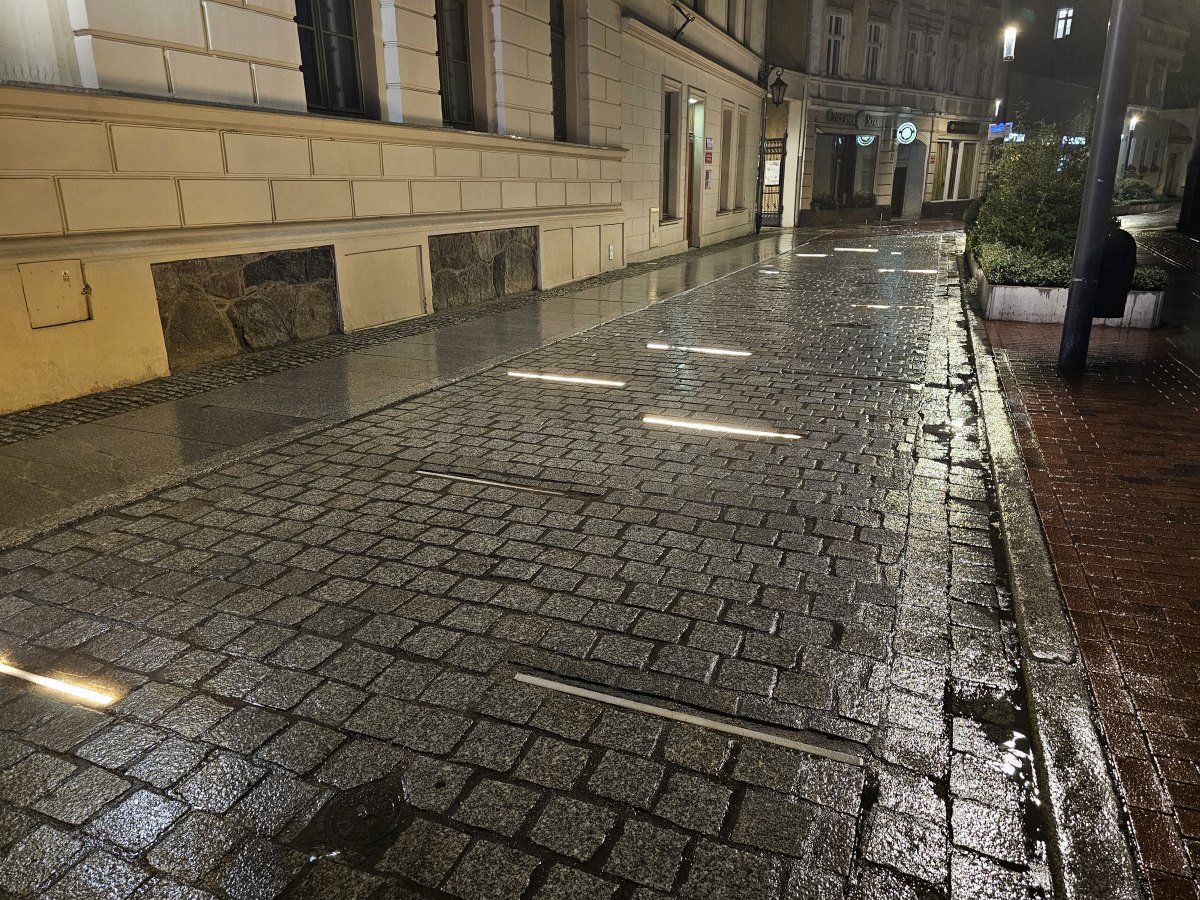 Ponad 5 lat po remoncie – podświetlenie na ul. Rzeźnickiej do wymiany