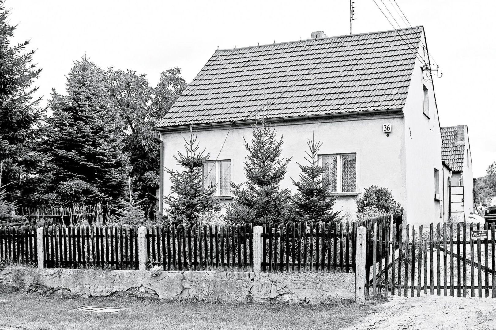 Poniemiecki domek z lat 40. przeszedł generalny remont. Stara stodoła stała się salonem