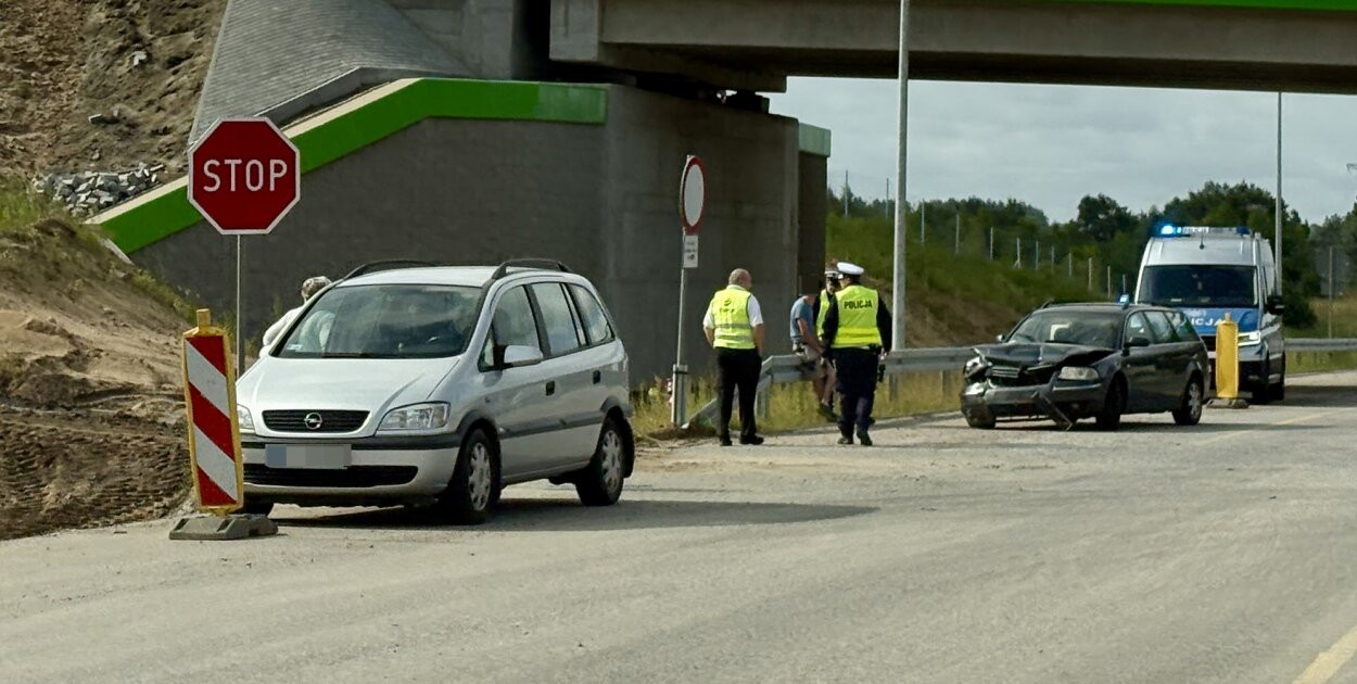 Poranek na DK11. Volkswagen zderzył się z oplemNA SYGNALE