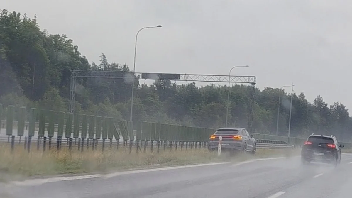 Porsche uderzyło w bariery na S7 pod Ostródą — kierowca ukarany mandatem