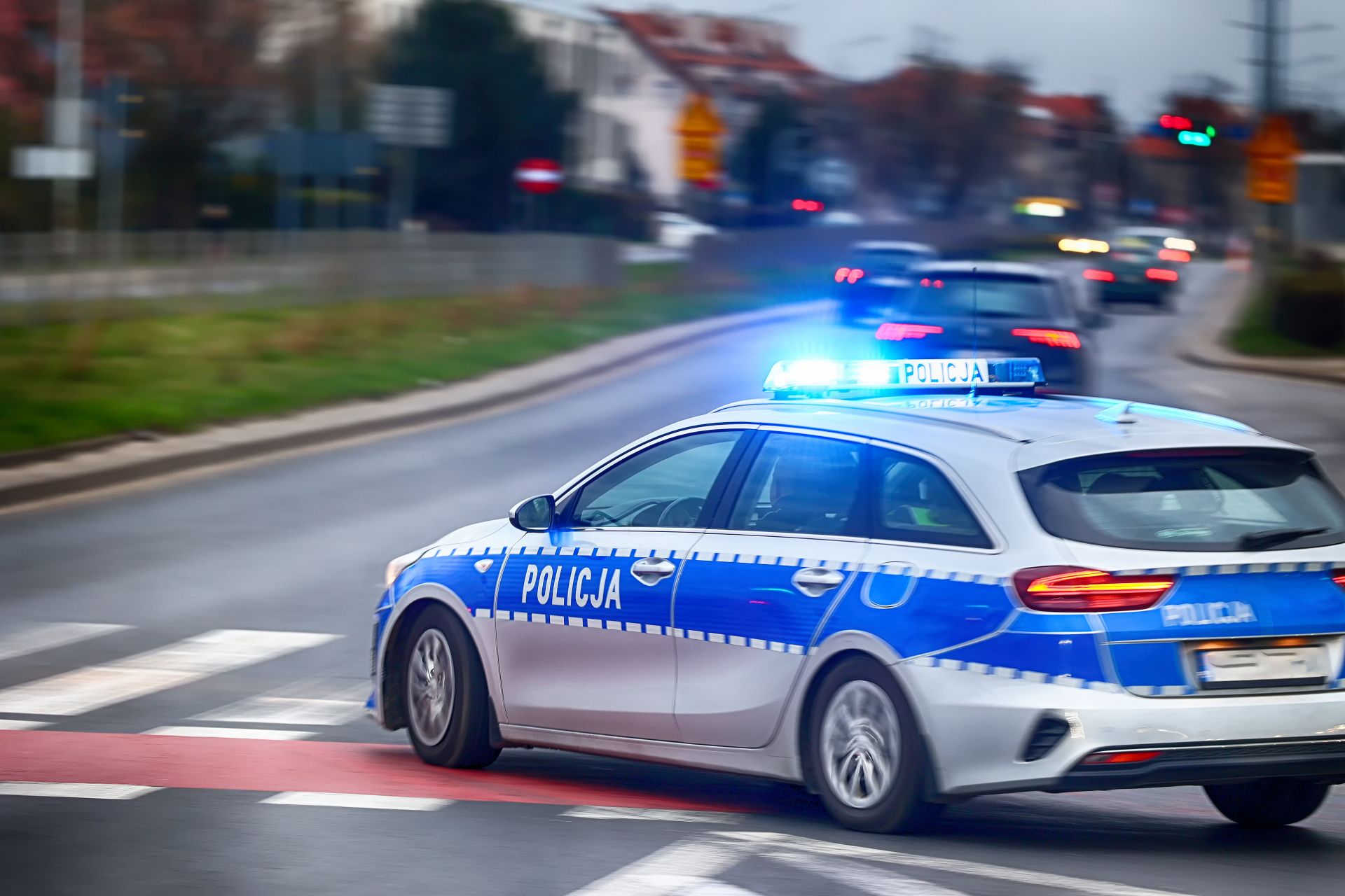 Pościg ulicami Olsztyna. Kierowca rozbił kilka aut i uciekł pieszo. Trwa policyjna obława