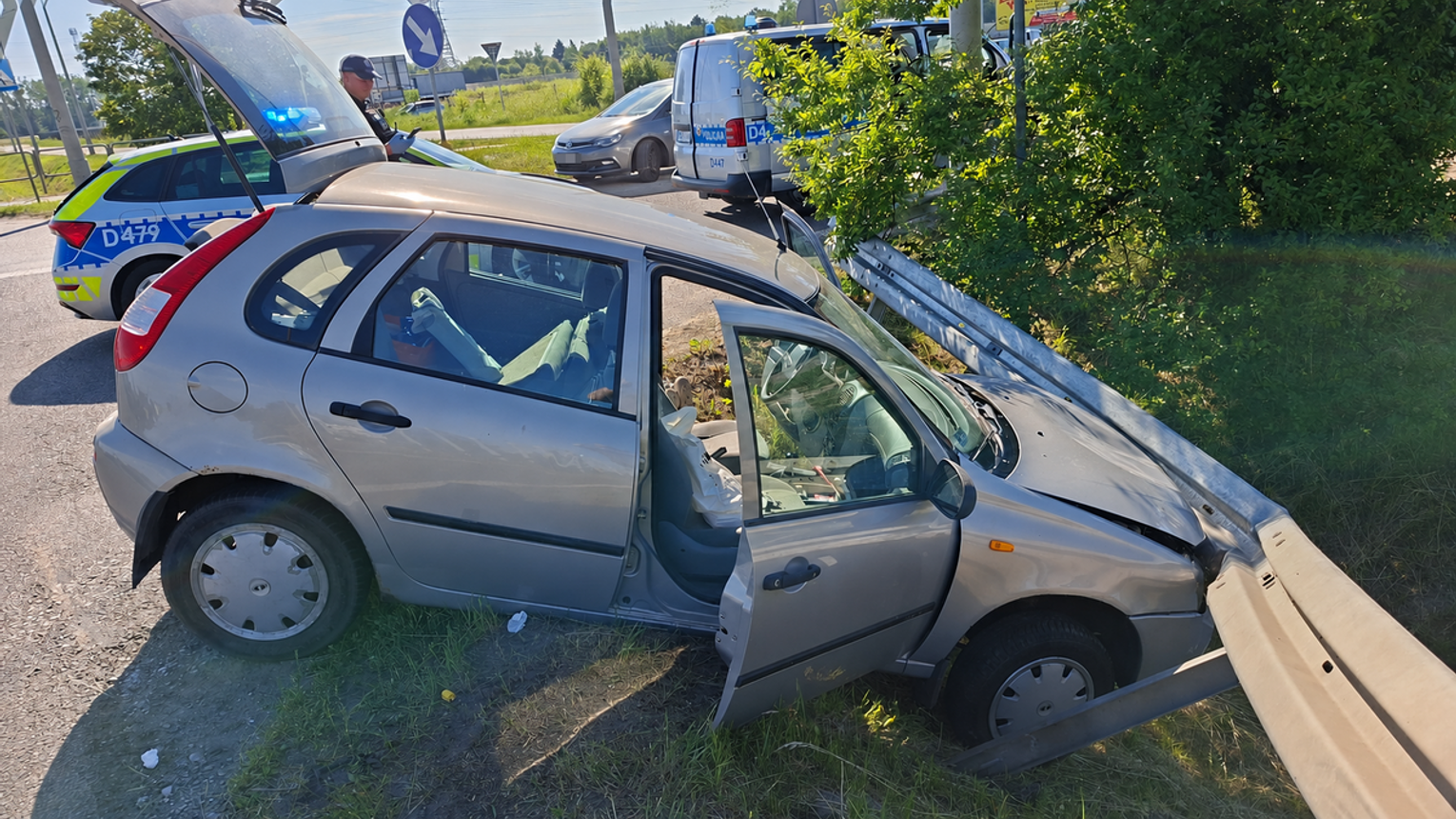 Pościg w Białej Podlaskiej. 44-latek uciekał przed policją, zakończył jazdę na barierach
