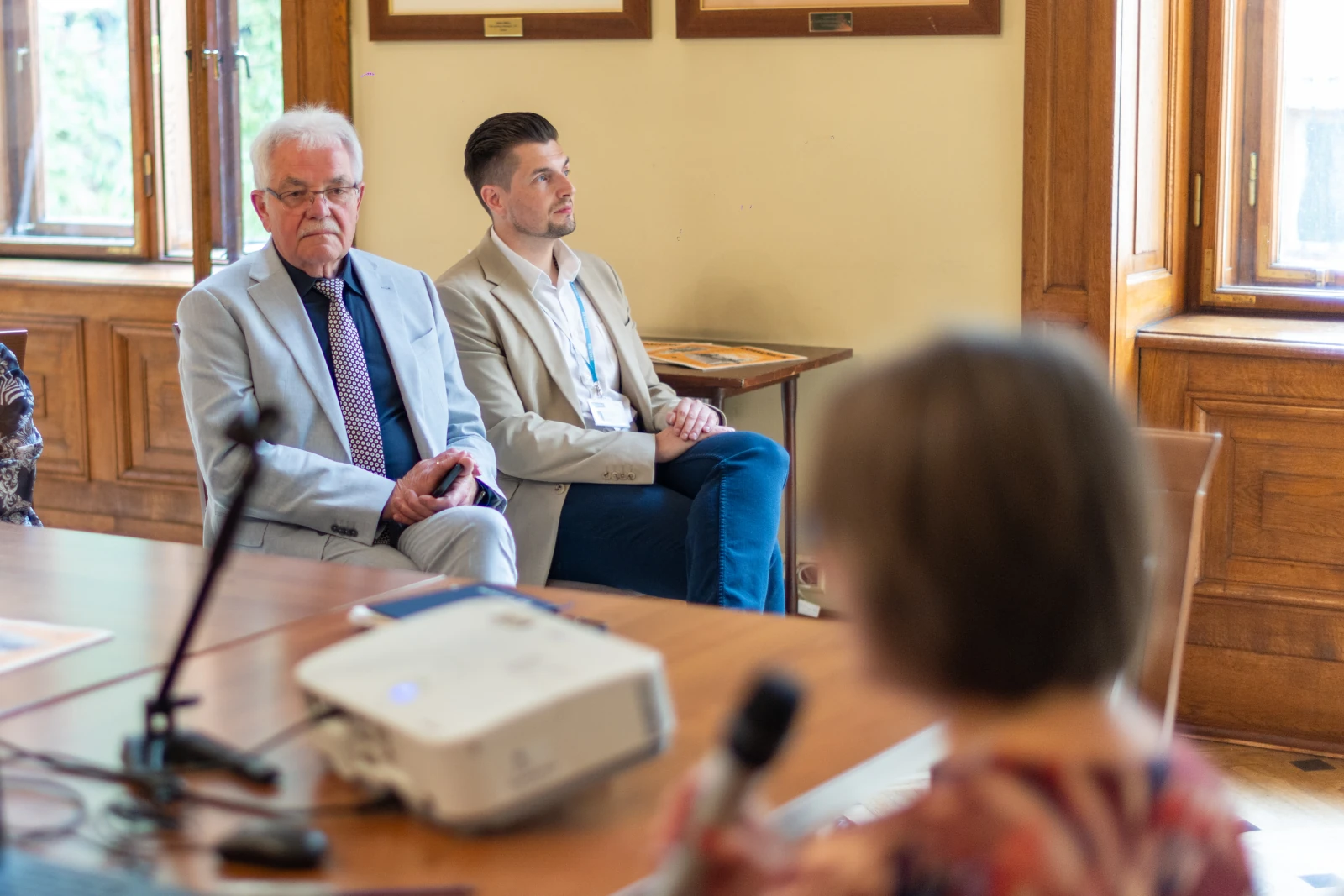 Dwóch mężczyzn słuchających prezentacji w sali konferencyjnej. Autor: Bogusław Świerzowski