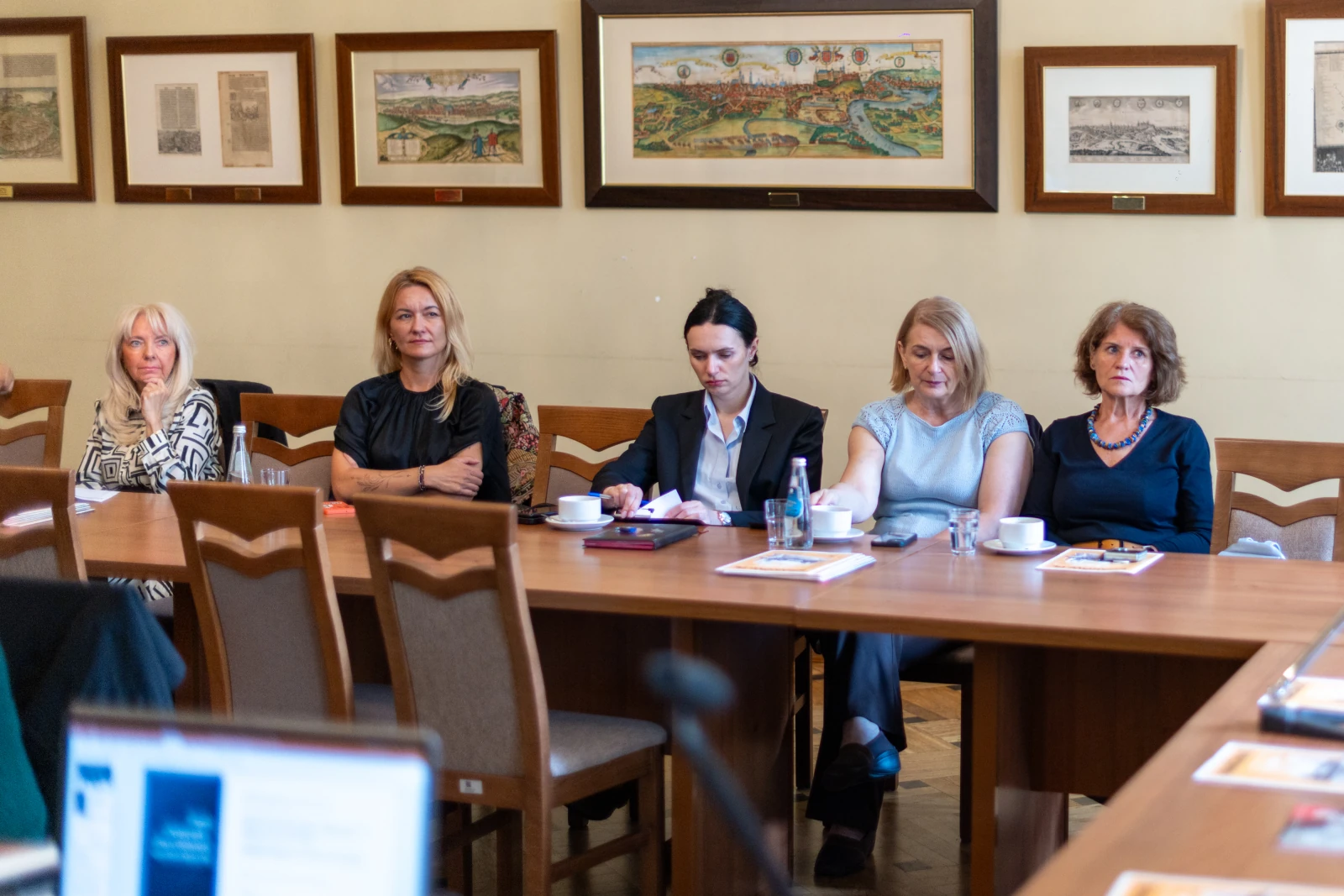 Grupa kobiet siedzących przy stole w sali konferencyjnej. Autor: Bogusław Świerzowski