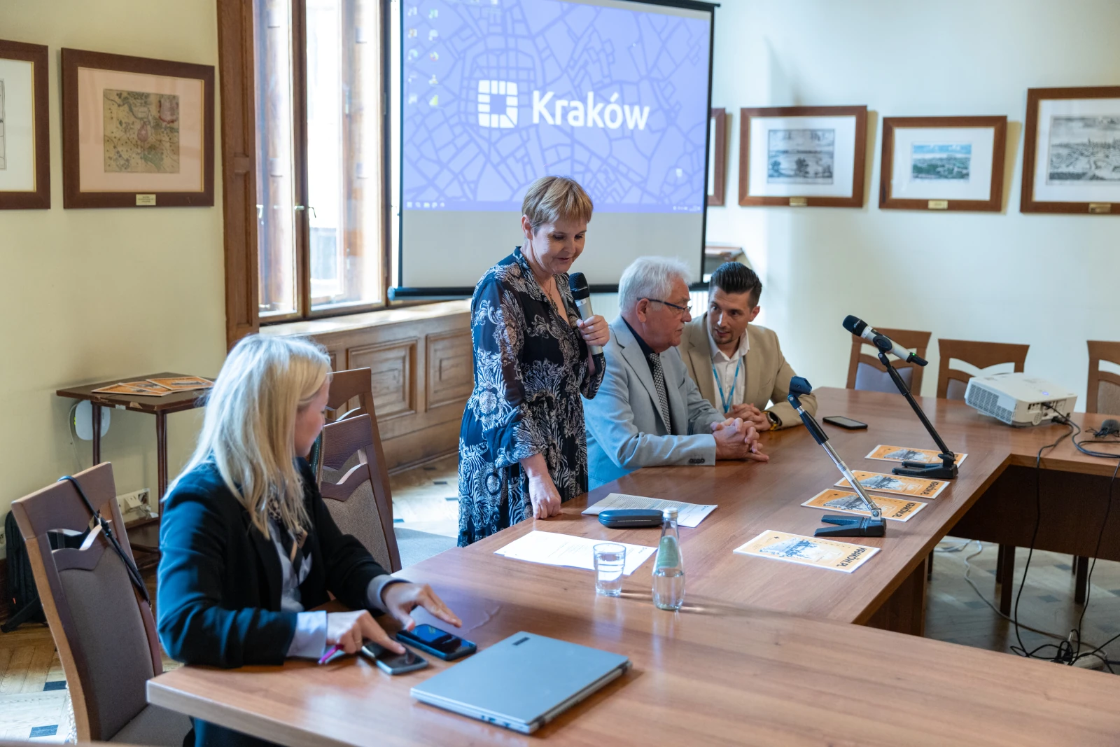 Konferencja prasowa w Krakowie z udziałem prelegentów i prezentacją multimedialną. Autor: Bogusław Świerzowski