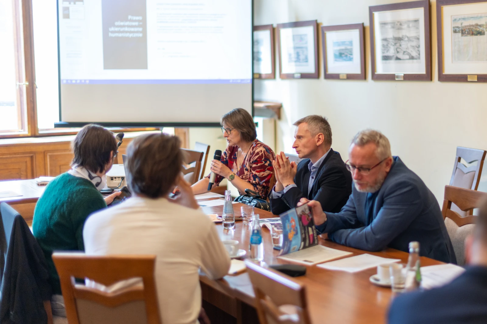 Spotkanie w sali konferencyjnej z uczestnikami dyskutującymi przy stole. Autor: Bogusław Świerzowski