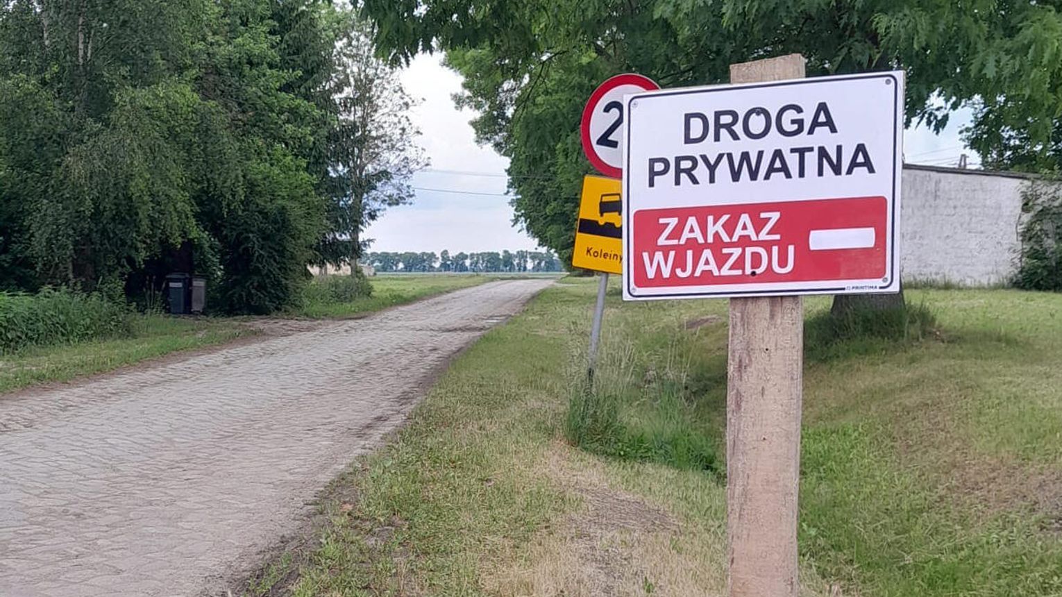 Postawili znak, mieszkańcy zbulwersowani. "To nasza jedyna droga dojazdowa"