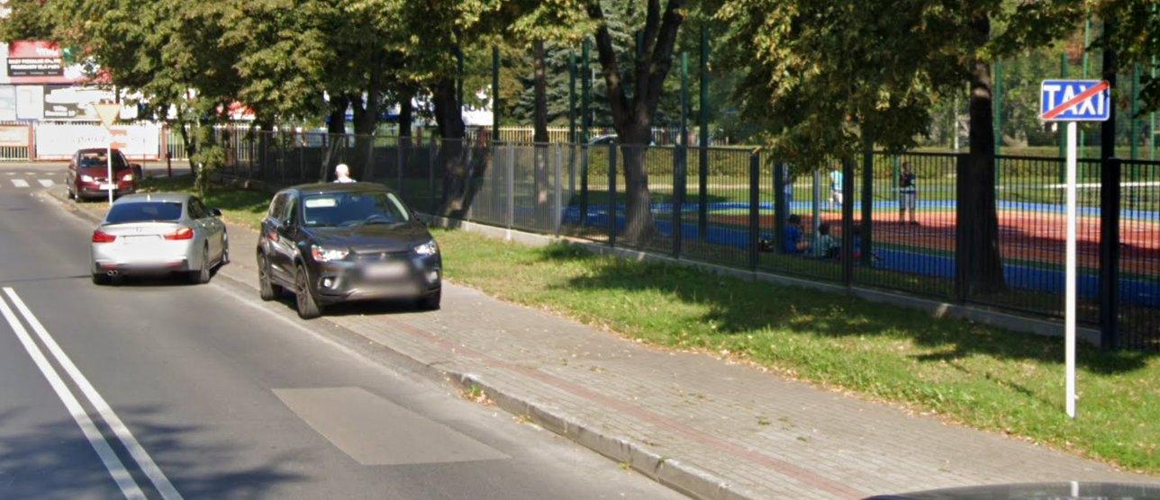 Postoje TAXI w Rzeszowie. Puste, bezużyteczne lub zajmujące chodniki?