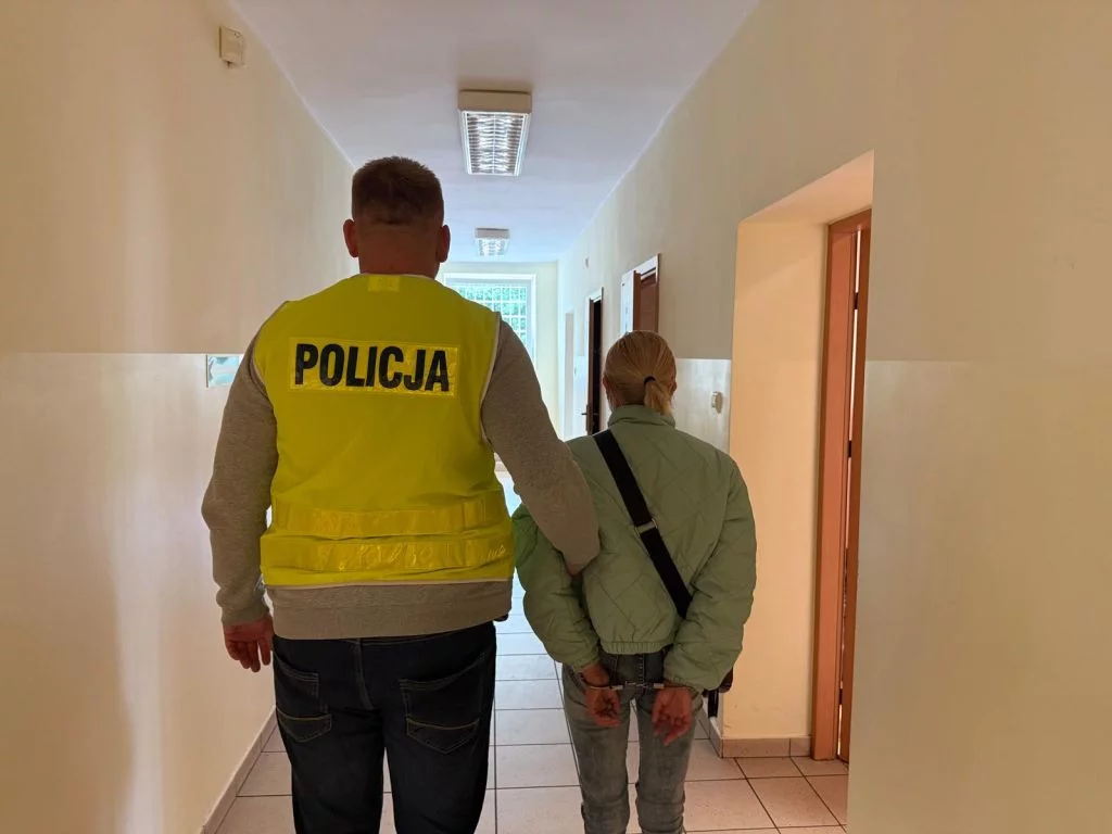 Poszukiwana listem gończym 41-latka ujęta na Pomorzu. W zatrzymaniu brali udział policjanci z Łowicza