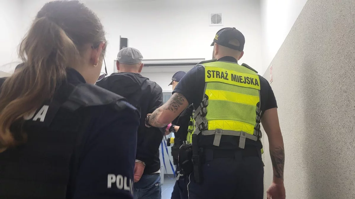 Poszukiwany zrobił sobie sypialnię na osiedlu. Natomiast kierowca blokował miejsce na parkingu. Służby były bezlitosne
