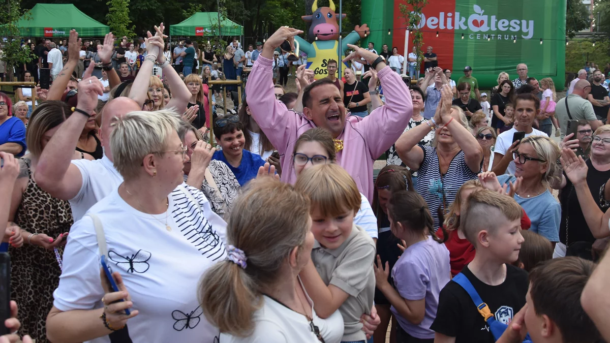 Potańcówka sąsiedzka w parku niczym Taniec z Gwiazdami. Rafał Maślak i Misiek Koterski szaleli z Gostyniakami