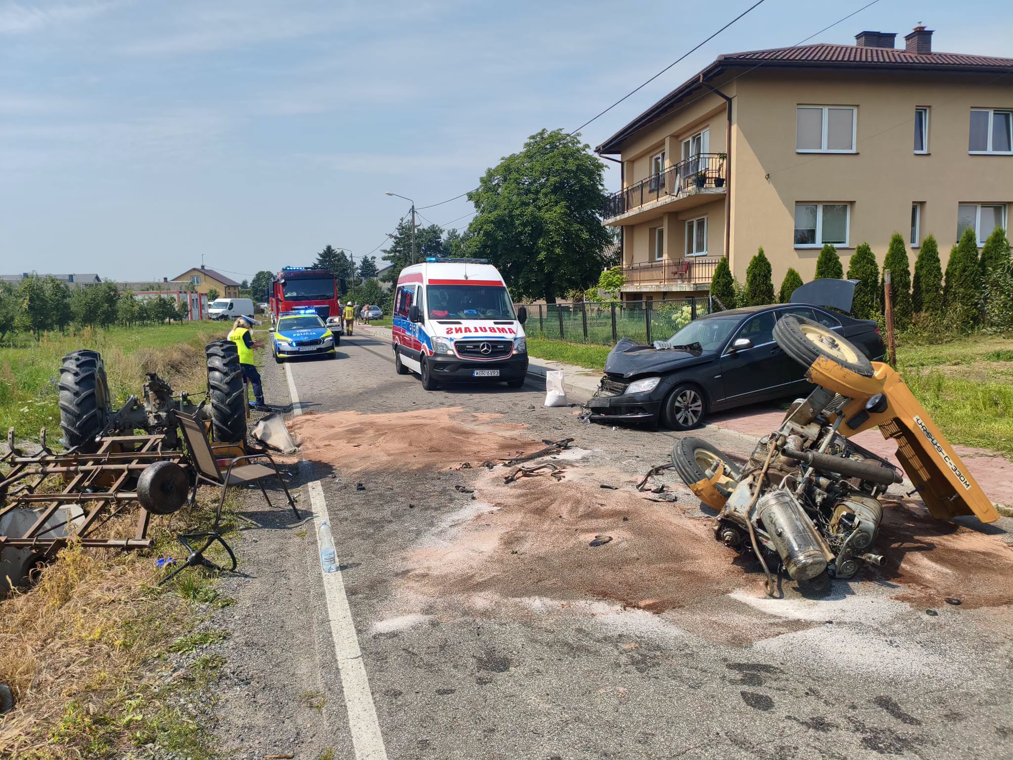 Potężne zderzenie Mercedesa z ciągnikiem w Karolinie. Ursus rozpadł się na części, traktorzysta trafił do szpitala