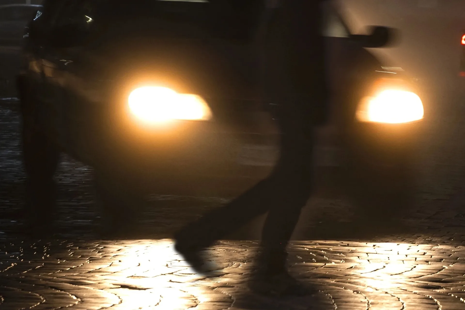 Potrącenie pieszego. Mężczyzna szedł nocą środkiem ulicy, bez butów, bez odblasków i kompletnie pijany