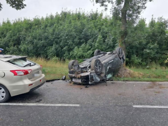 Zniszczony samochód leży na dachu przy drzewie na poboczu. O wypadku w Skorzeszycach przeczytasz na Eska Kielce.