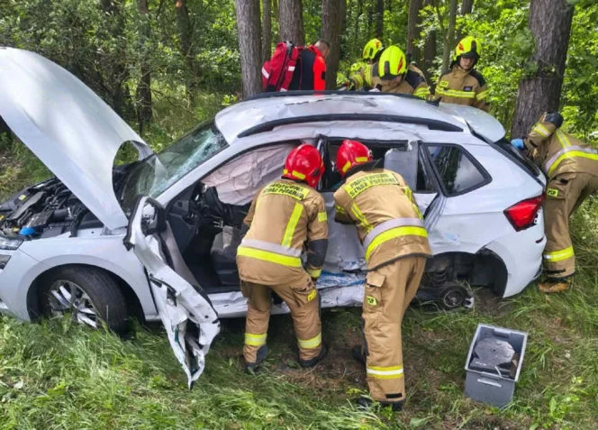 Poważny wypadek na DK78. Zakleszczony kierowca i zablokowana droga