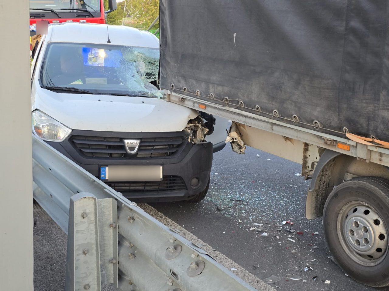 Poważny wypadek na moście. Kierowcę Dacii zaskoczyło, że auta hamują przed przejściem