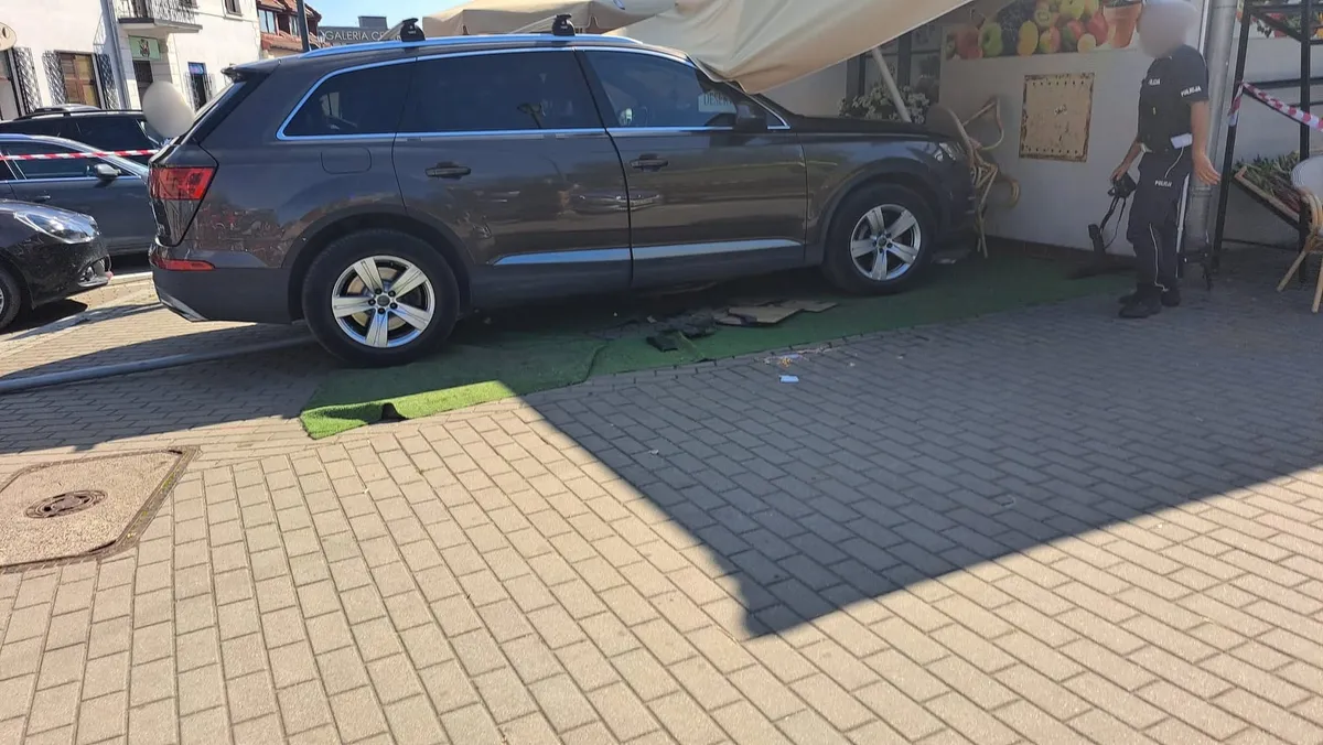 Poważny wypadek pod Krakowem. Auto wjechało w ludzi oraz budynek