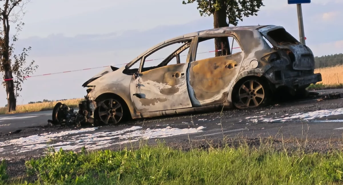 Poważny wypadek w Pątnowie. Auto i motocykl spłonęły na drodze