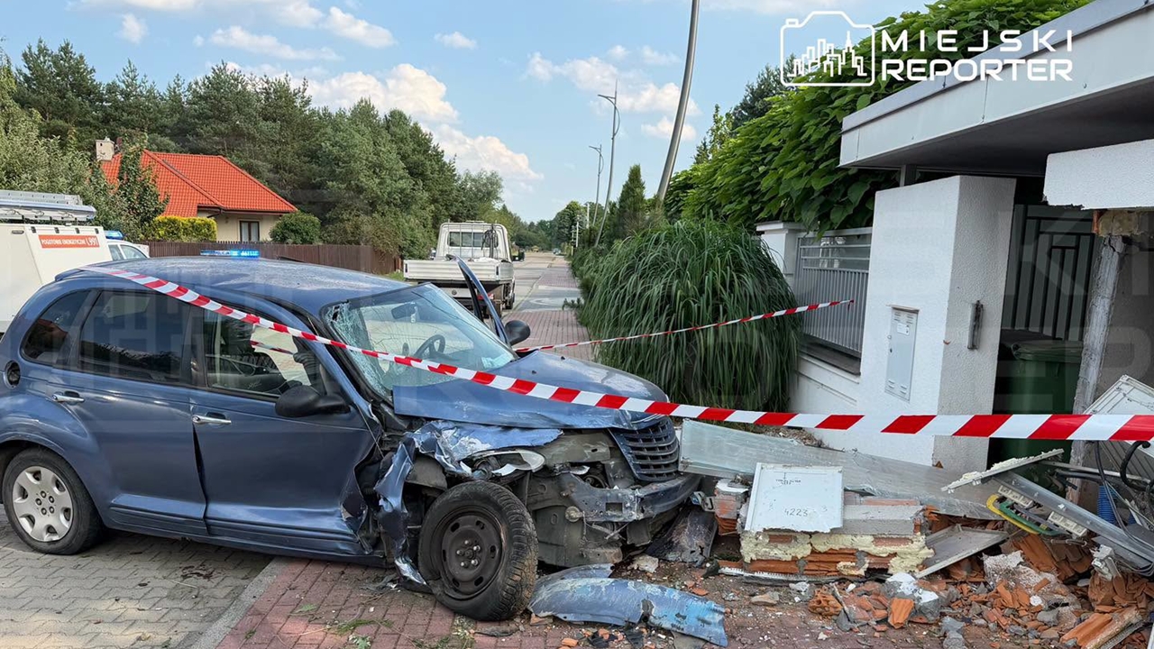 Poważny wypadek w Topolinie. Kierowca bez uprawnień potrącił 17-latka i uderzył w ogrodzenie