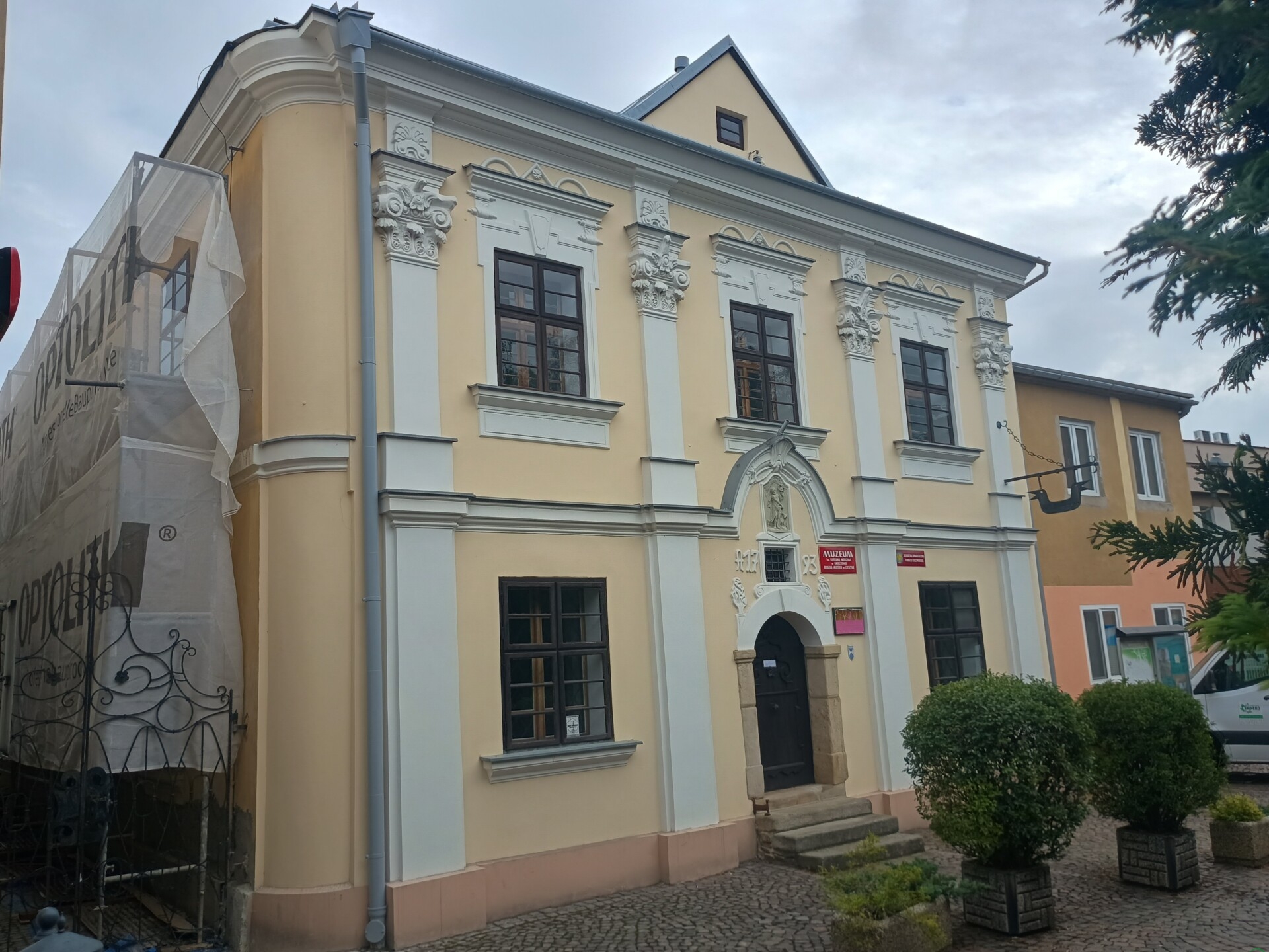 Powiat inwestuje w skoczowskie muzeum. Wymienią okna i odnowią elewację