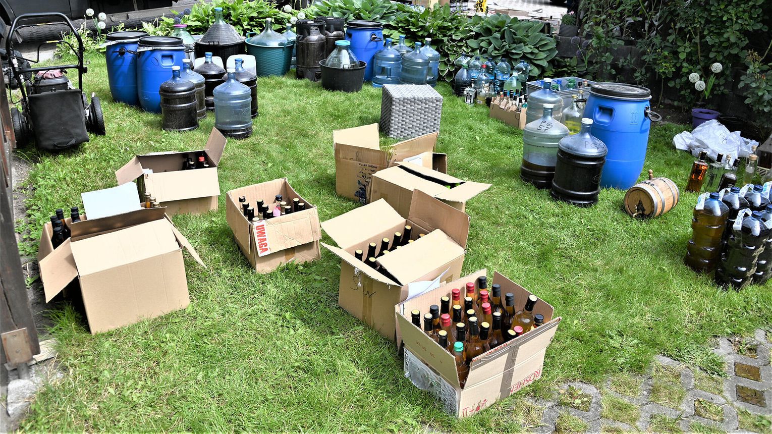 Powiat słupski. Zlikwidowano nielegalną wytwórnię alkoholu. Wśród zatrzymanych żołnierz