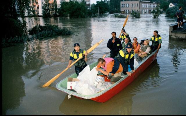 Powódź 1997. Dwa tygodnie uwięzieni w bloku. Apele o papierosy i świnia w zsypie