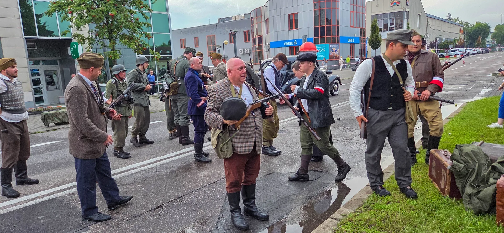 Powstańcza Warszawa na ulicach Ostrołęki. Historia tamtych lat ożyła podczas rocznicowych wydarzeń (zdjęcia, wideo)