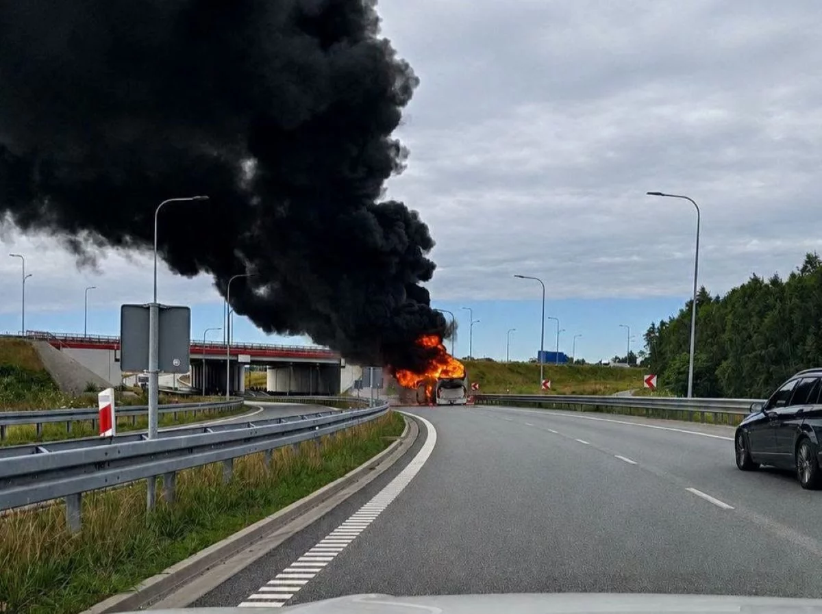 Pożar autokaru na A1 w woj. łódzkim. Czarny dym było widać z daleka!