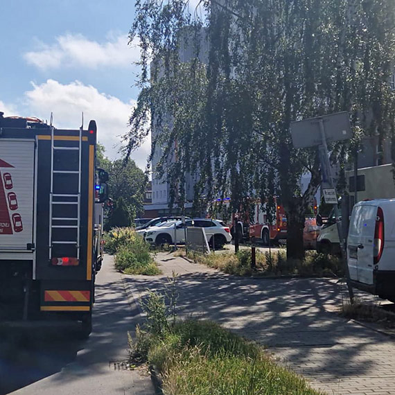 Pożar instalacji elektrycznej w wieżowcu przy Bohaterów Września. Na miejsce ruszyło pięć zastępów straży