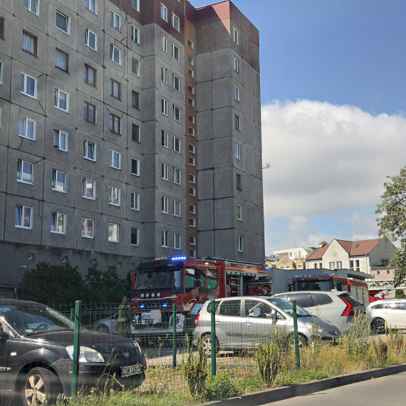 Pożar instalacji elektrycznej w wieżowcu przy Bohaterów Września. Na miejsce ruszyło pięć zastępów straży