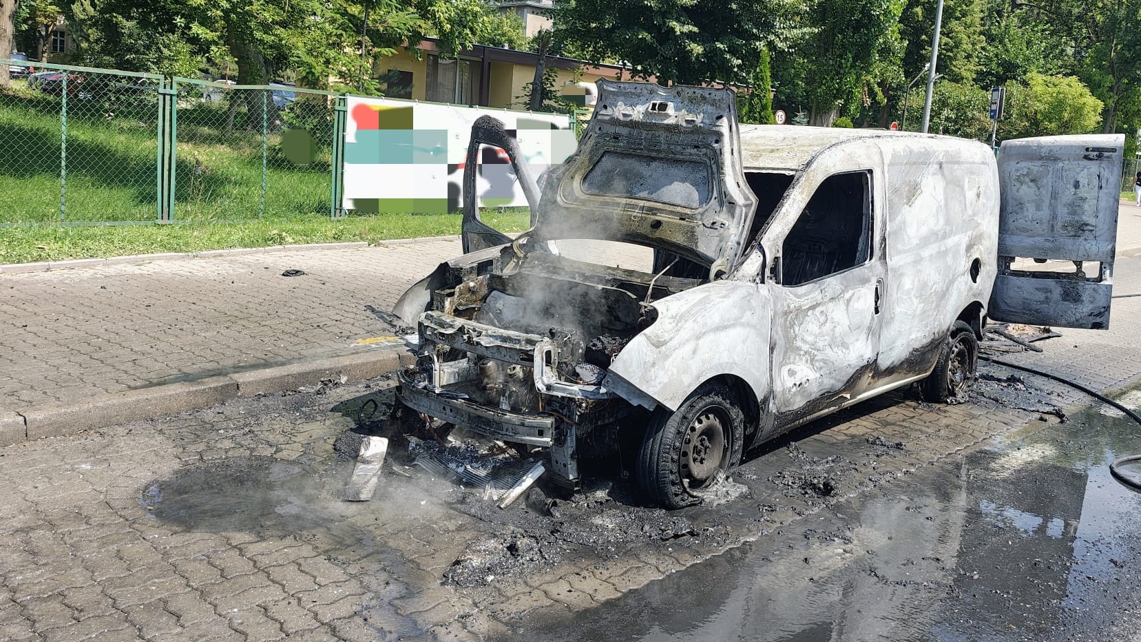 Pożar osobówki na ul. Jagiellońskiej w Bydgoszczy. Ruch w stronę centrum był wstrzymany