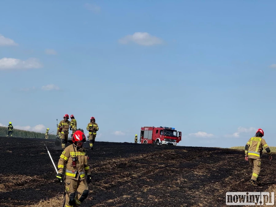 Pożar podczas prac polowych w Markowicach. Jedna osoba poparzona