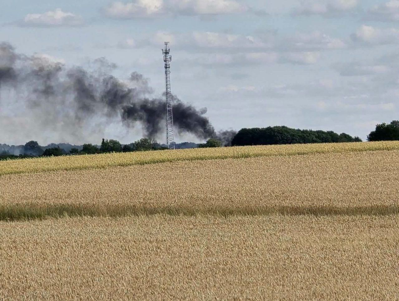 Pożar prasy na polu w miejscowości Góry. Kilka zastępów straży pożarnej w akcji