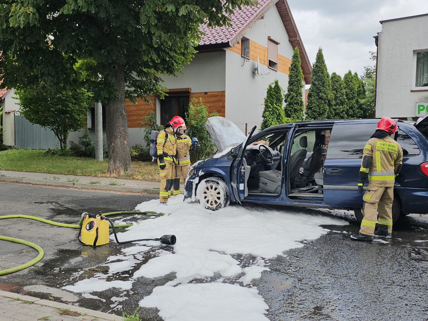Pożar samochodu na osiedlowej drodze