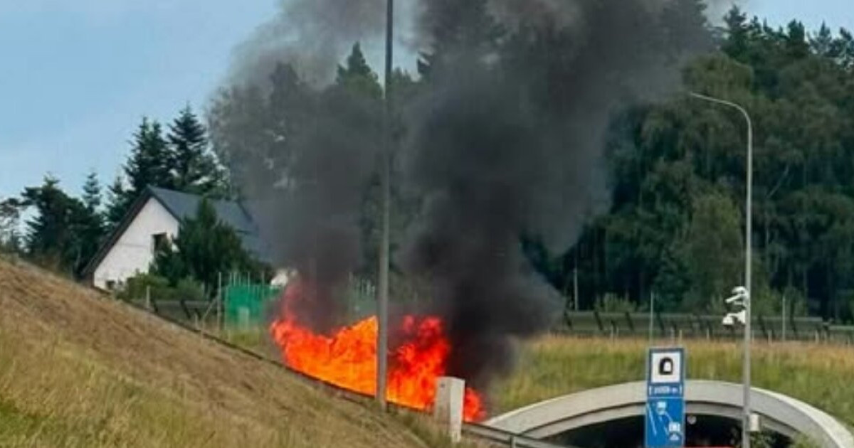 Pożar samochodu przed tunelem na S7. Przejazd w kierunku Zakopanego zablokowany