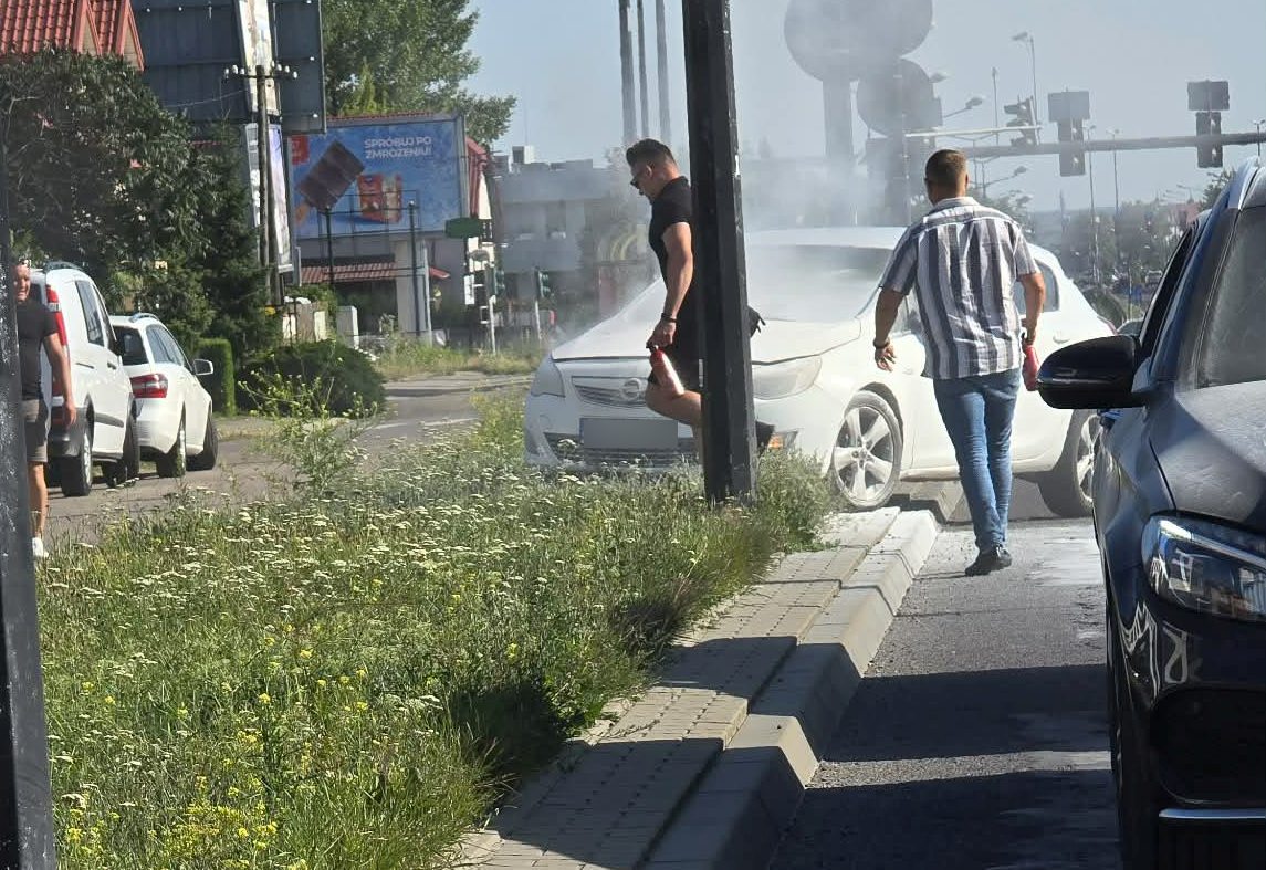 Pożar samochodu w Lublinie. Świadkowie ruszyli z gaśnicami i uratowali auto przed całkowitym spaleniem