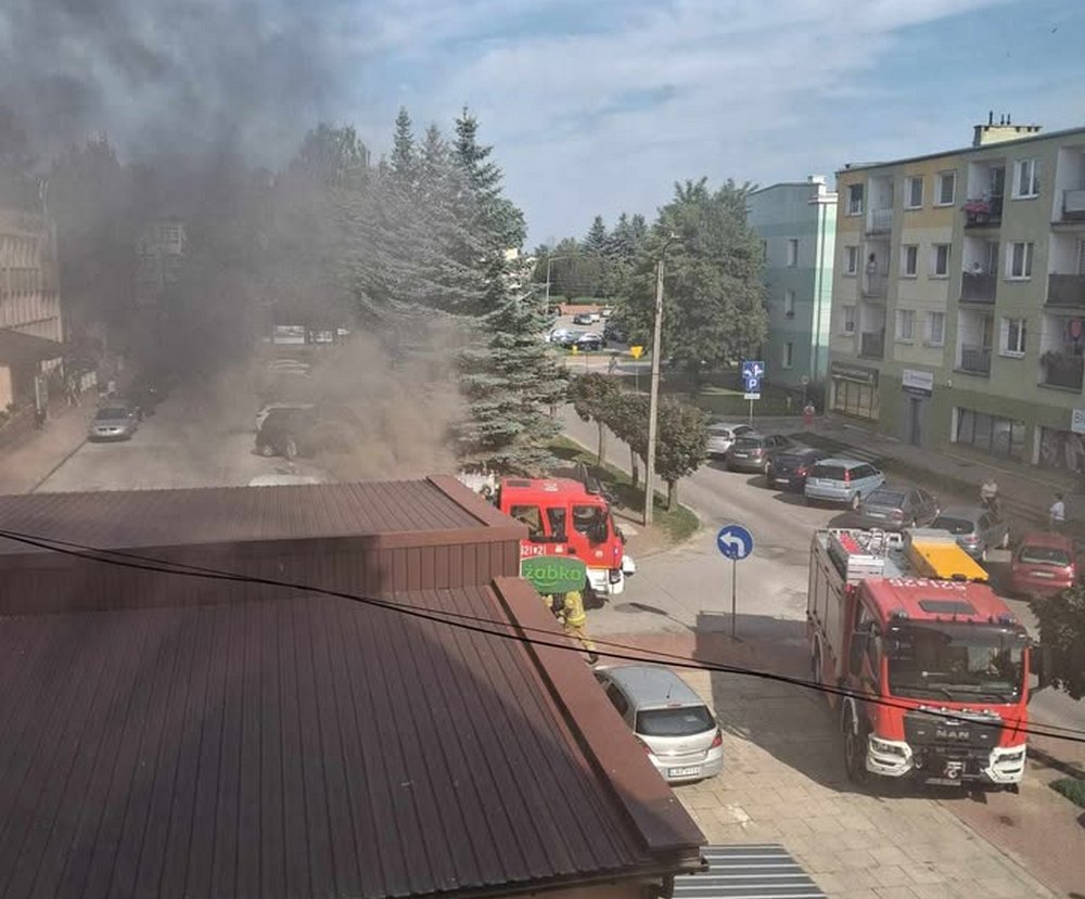 Pożar sklepu znanej sieci w Rykach. Strażacy prowadzą akcję gaśniczą