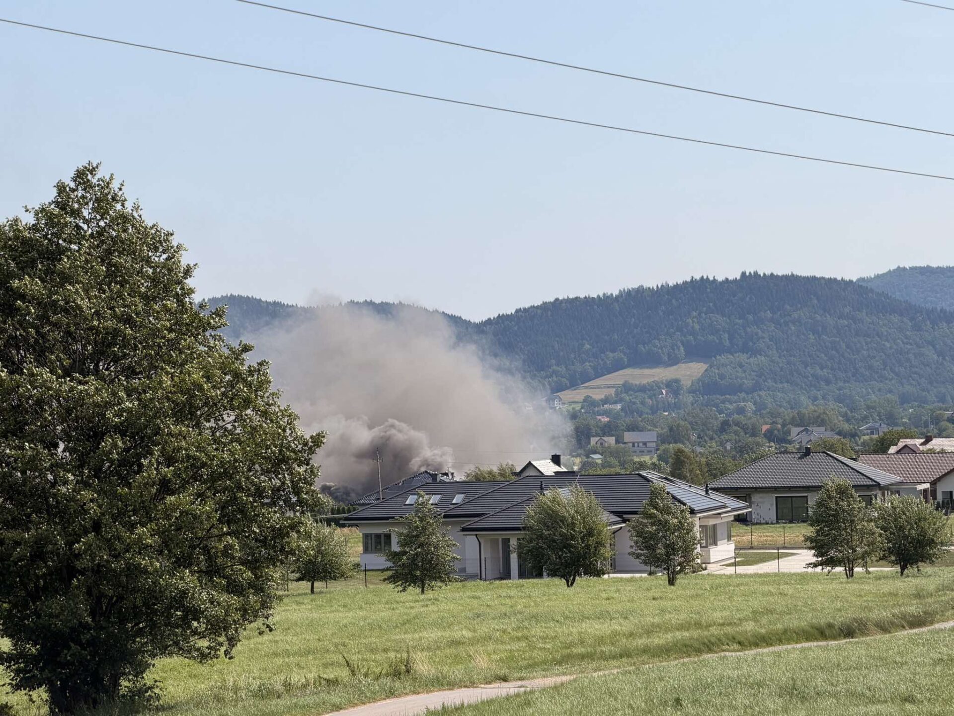 Pożar stodoły w Targanicach. Na miejscu pracują strażacy