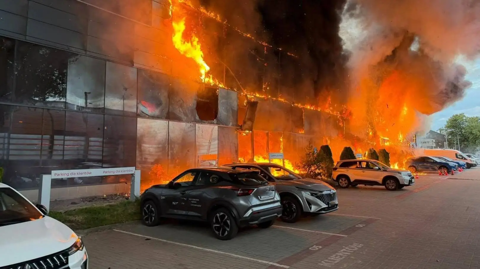 Pożar strawił salon samochodowy i warsztat