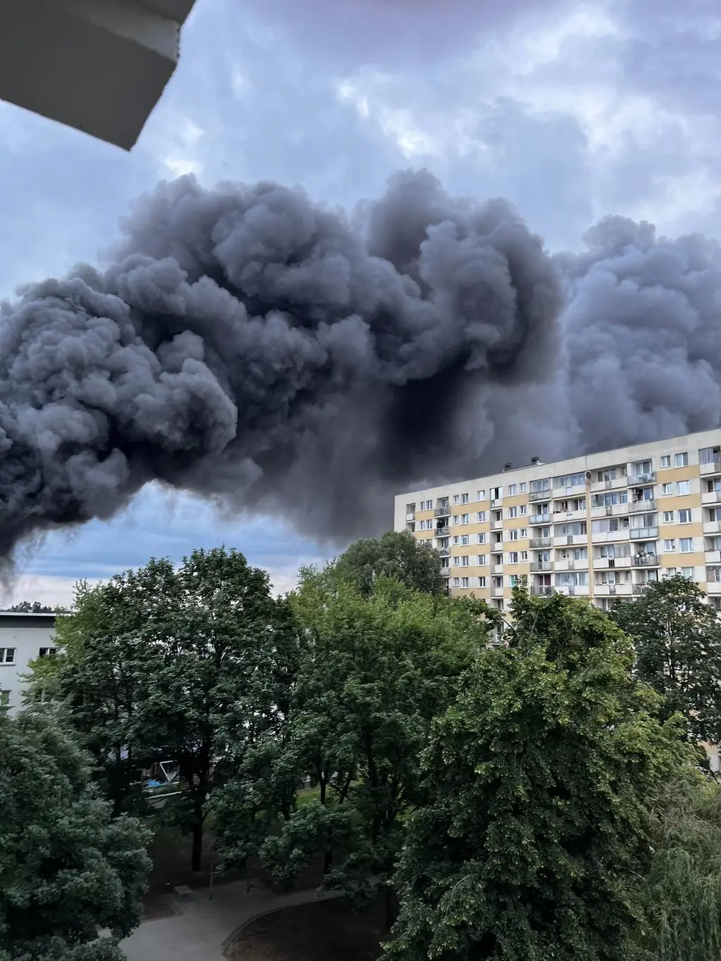 Pożar warsztatu w Warszawie