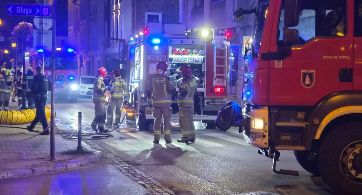 Pożar w budynku mieszkalnym w Nowym Targu. Nocna akcja strażaków przy ul. Kazimierza Wielkiego